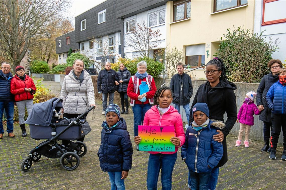 Die verzweifelten Bewohner haben sich an die Presse gewandt, damit endlich Bewegung in die Sache kommt. Inzwischen liegt die neue Leitung, in ein, zwei Wochen könnte es wieder warm werden.