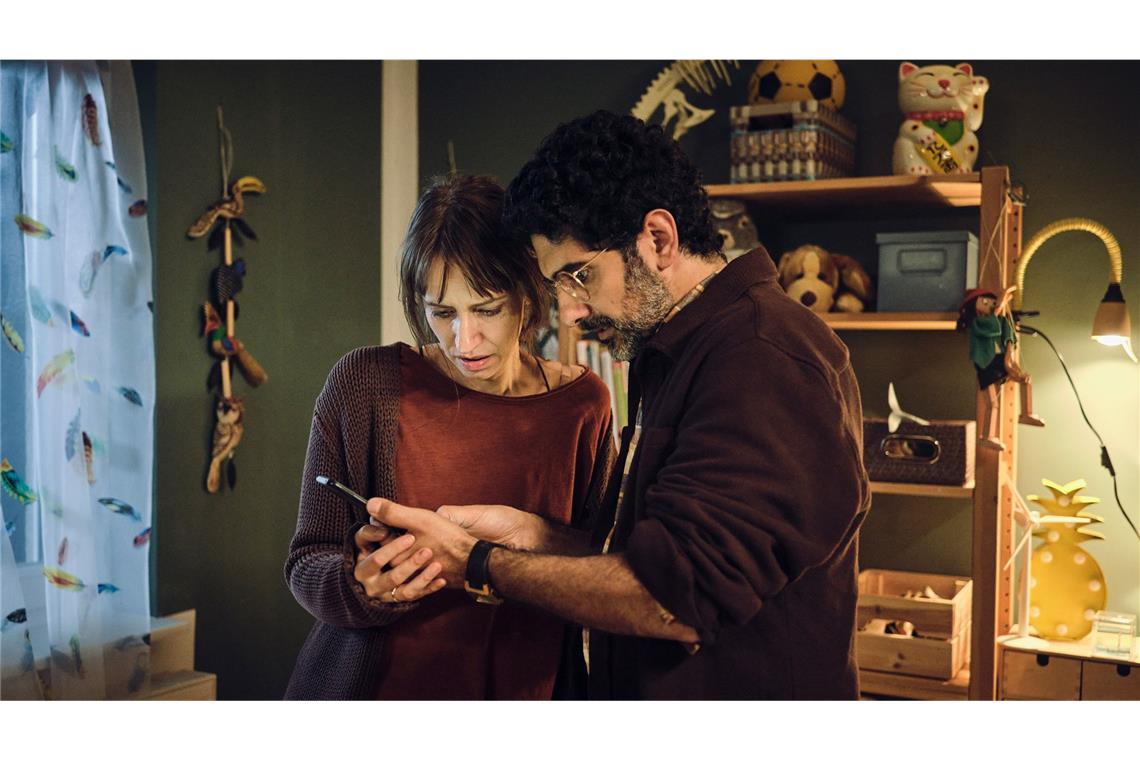Angst kann eine Kinderseele zerstören Die verzweifelten Eltern Ellen (Lisa Hofer) und Jan (Reza Brojerdi) erhalten eine Nachricht vom Entführer ihres Sohnes.