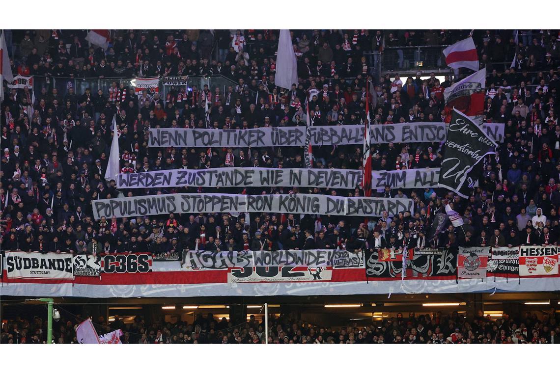 Die VfB-Fans beim Auswärtsspiel gegen den Hamburger SV mit Kritik an Deventers Bürgermeister Ron König.