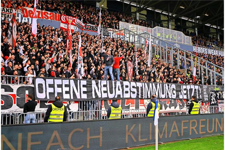 Die VfB-Fans zeigen ihre Forderung beim Spiel in Darmstadt.