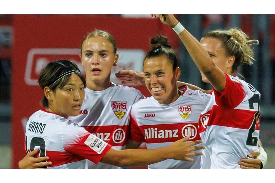 Die VfB-Frauen feiern Doppeltorschützin Nicole Bille (Zweite von rechts).