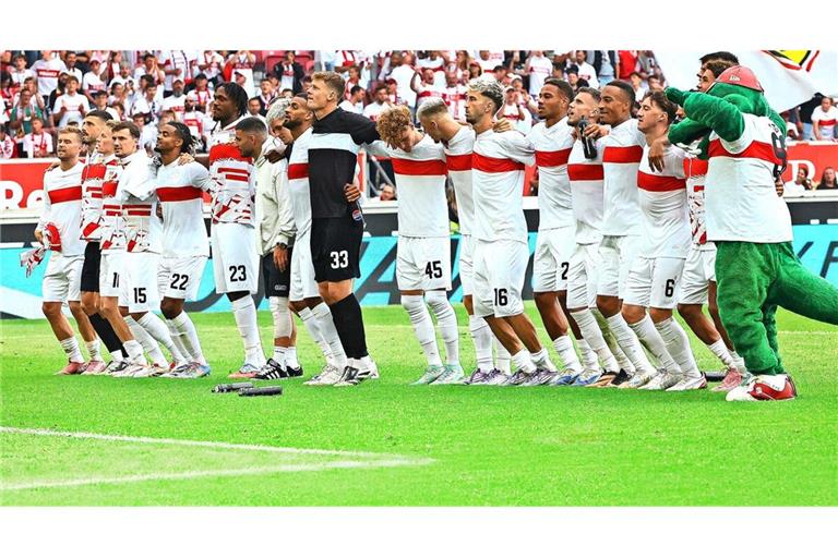Die VfB-Profis feiern den Heimsieg mit ihren Fans vor der Cannstatter Kurve: Das Gesicht der Mannschaft dürfte sich bis Montagabend aber noch verändern.