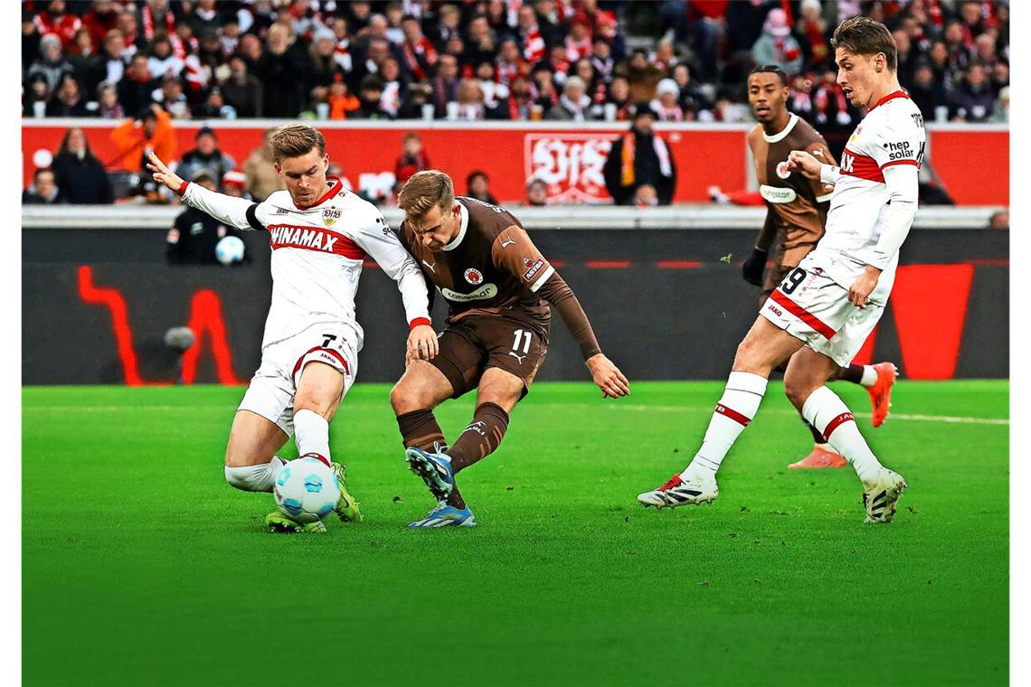 Das Abwehrproblem Die VfB-Profis Maximilian Mittelstädt (links) und Anthony Rouault können das 1:0 für den FC St. Pauli durch Johannes Eggestein nicht verhindern.