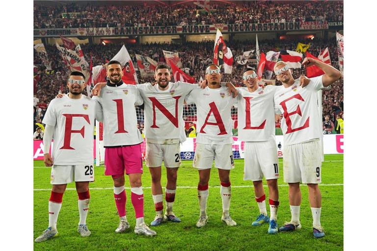 Die VfB-Spieler können ihr Glück kaum fassen und zeigen modisch, wo die Reise hingeht.