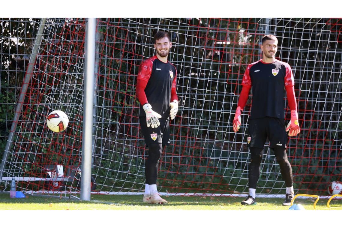 Die VfB-Torhüter Dennis Seimen (links) und Fabian Bredlow gehen wieder gemeinsam ihrer Arbeit nach.