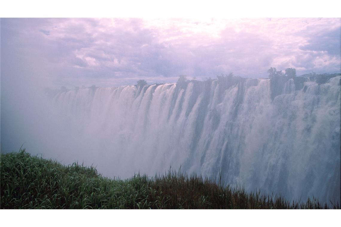 Woher stammt das Wasser auf der Erde? Die Victoriafälle am Sambesi zwischen den Grenzstädten Victoria Falls in Simbabwe und Livingstone in Sambia: Zum Ende der Regenzeit im Februar und März schießen bis zu 10.000 Kubikmeter Wasser pro Sekunde über den Nordrand der Schlucht in die Tiefe.