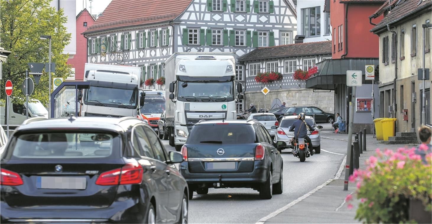 Tempo 30 auf der Bundesstraße? Die vielen Autos und Lastwagen, die täglich auf der B14 durch Oppenweiler fahren, verursachen beträchtlichen Lärm. Archivfoto: A. Becher