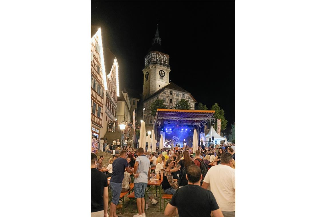 Die vielleicht schönste Kulisse auf dem Straßenfest: die Bühne am Marktplatz bei...