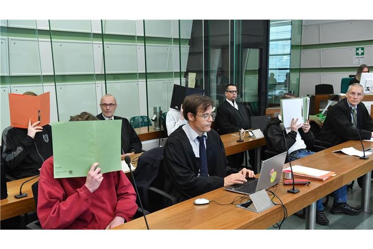 Die vier Angeklagten beim Prozessauftakt.
