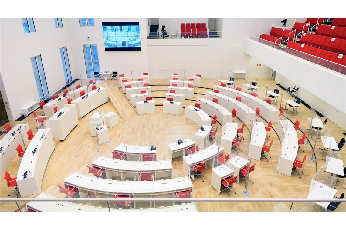 Die vier Ausgetretenen wollen den Saal verlassen. (Archivbild)