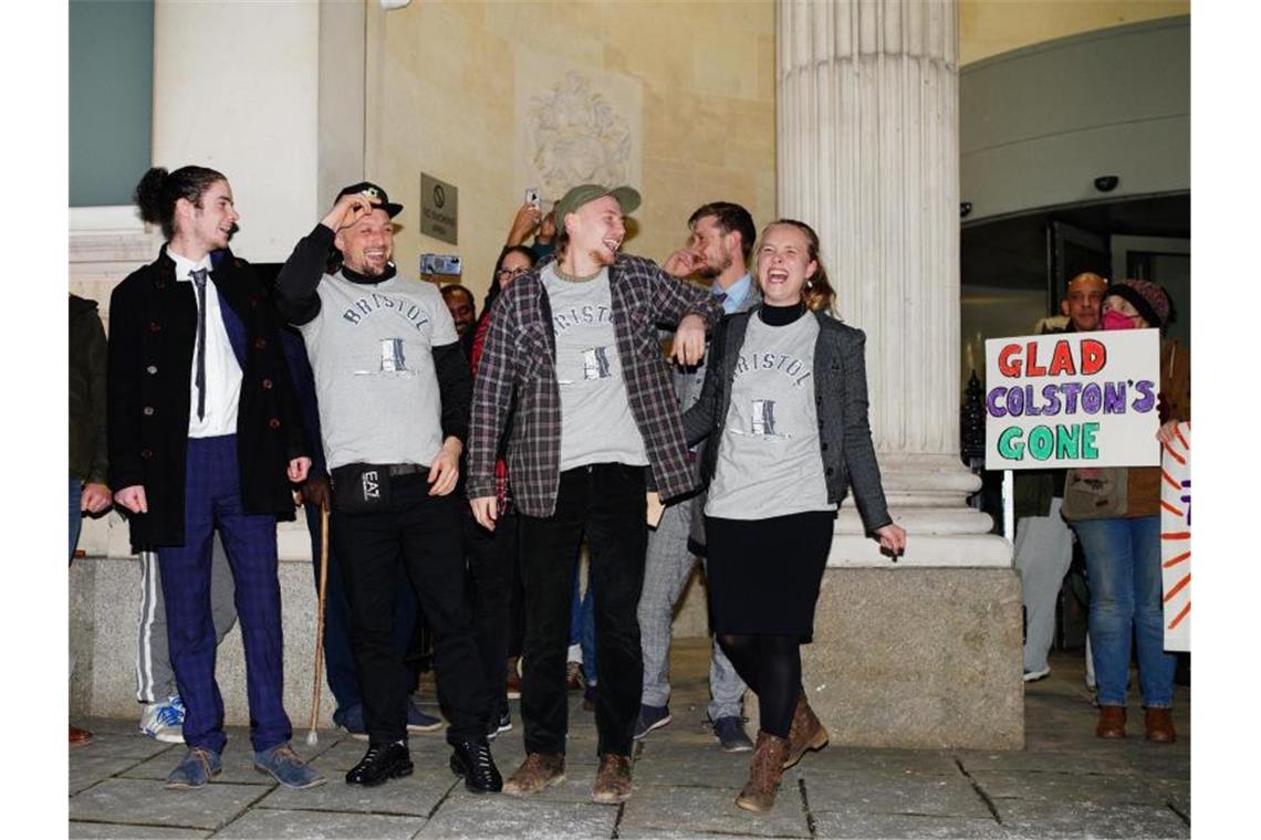 Sklavenhalter-Statue gestürzt - Demonstranten freigesprochen Die vier Freigesprochenen jubeln vor dem Gericht in Bristol. Foto: Ben Birchall/PA Wire/dpa