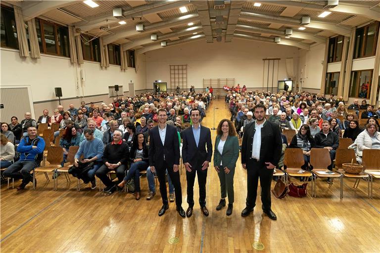 Die vier Kandidaten bei der offiziellen Vorstellung der Gemeinde in der Sulzbacher Festhalle (von links): Andreas Fillgraff, Christian Ehnis, Veronika Franco Olias und Markus Laiblin. Foto: Jörg Fiedler