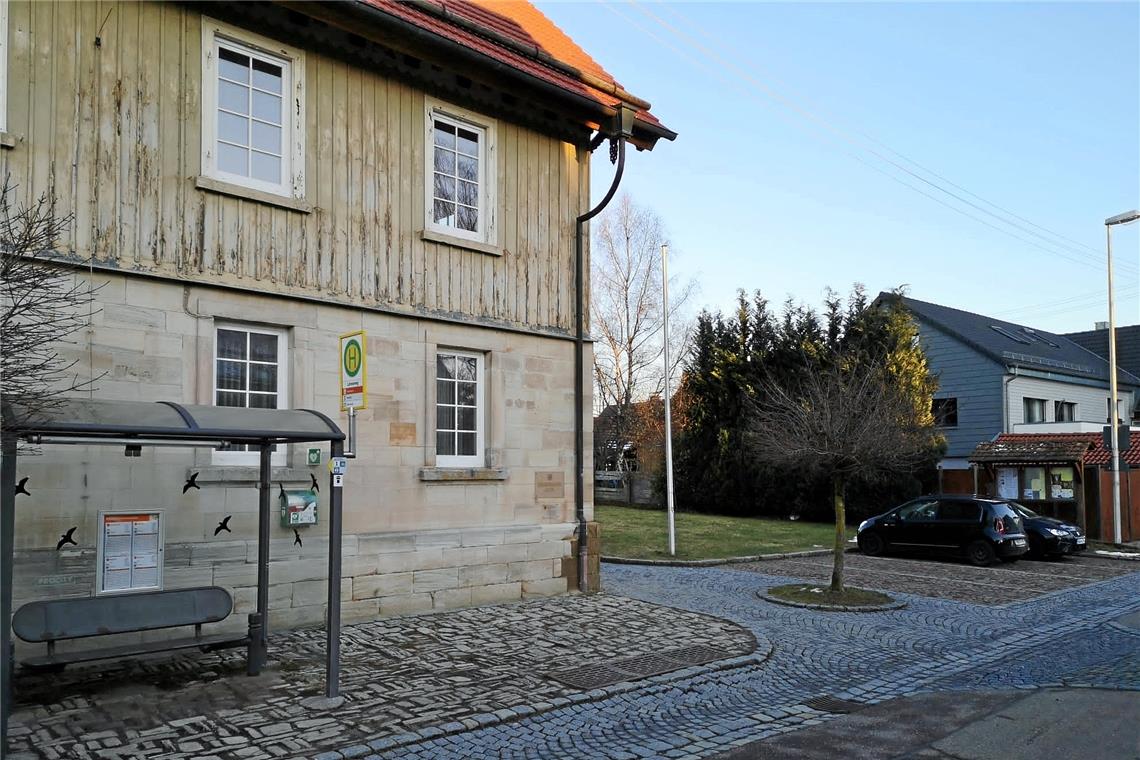 Die vier Stellplätze, der Baum, die Maibaumgrube und das historische Pflaster können erhalten werden, wenn die Haltestelle ums Straßeneck verlegt wird. Foto: Gemeinde