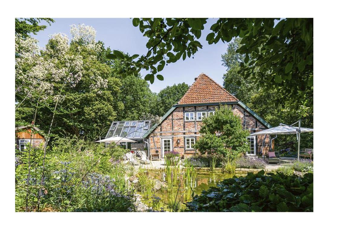 Das sind die schönsten Gärten des Jahres Die vierte Anerkennung geht an einen Hausgarten Wedemark in Niedersachsen. Der Auftrag an die Meißner Gartengestaltung war kurz und knapp: „Das Haus soll mit der Umgebung verschmelzen und ein Ort der Ruhe und Erholung sein“. Geschaffen wurde eine Kombination aus Teich, üppigen Pflanzenbeeten und einem Hühnerbereich.