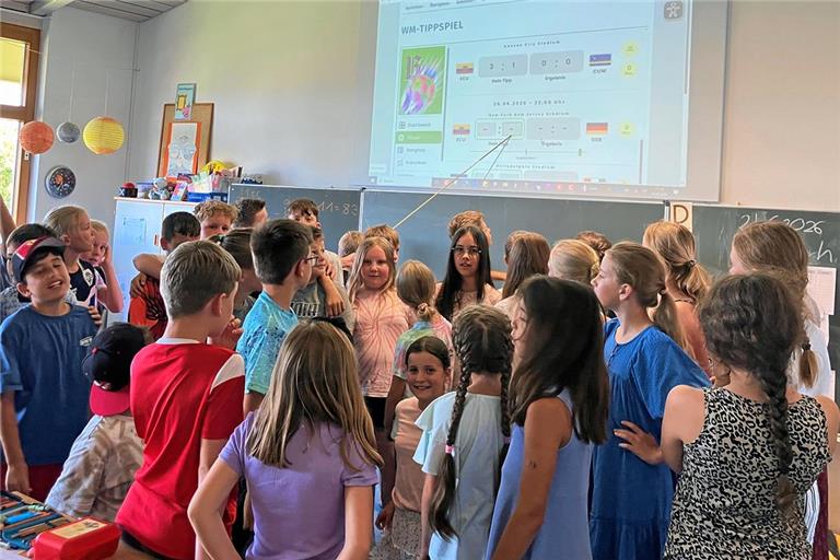 Die vierten Klassen der Grundschule Kirchberg beteiligen sich mit großem Eifer am WM-Tippspiel unserer Zeitung. Foto: Simone Schneider-Seebeck
