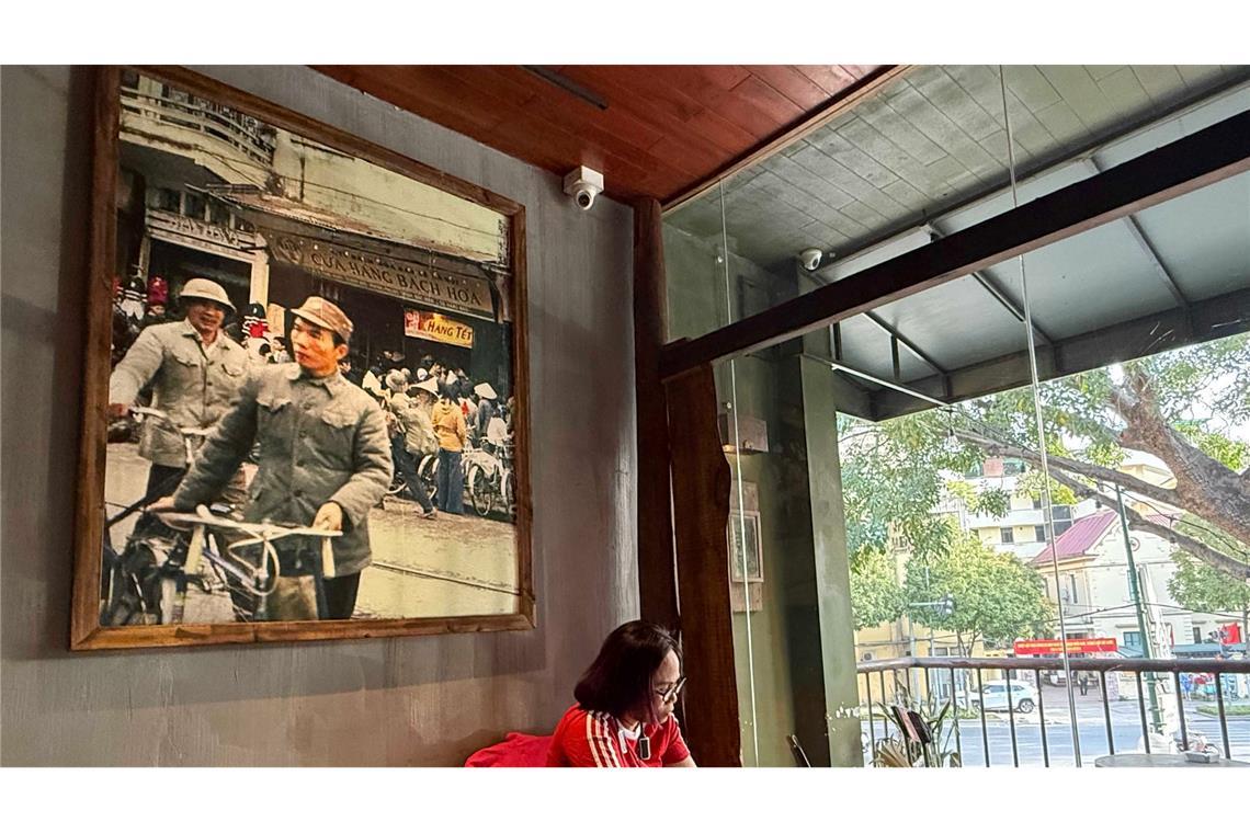 Kellner in Militärkluft: Vietnams kultigste Kaffeehauskette Die Vietnamesen lieben ihr Cong Caphe - aber auch viele Touristen kommen.