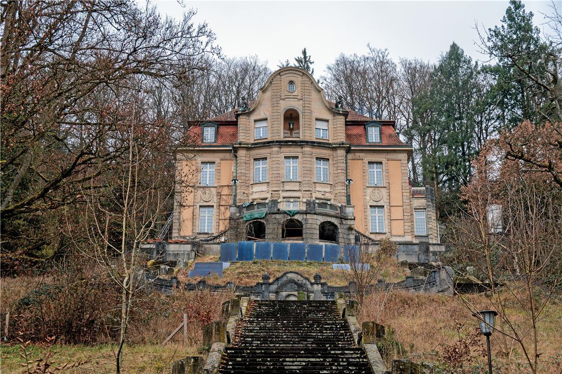 Die Villa Franck in Murrhardt hat schon bessere Tage gesehen. Um den Zustand der Sommerresidenz der Ludwigsburger Fabrikantenfamilie Robert Franck aus dem Jahr 1907 sorgt sich inzwischen auch Bürgermeister Armin Mößner. Foto: Stefan Bossow