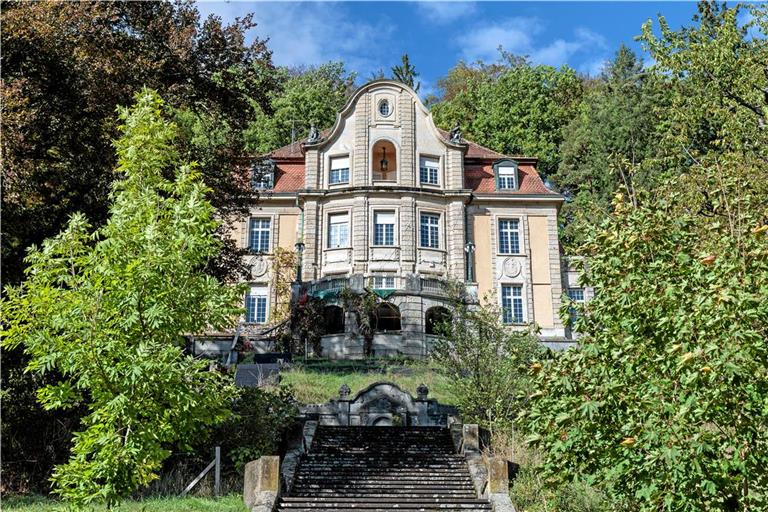 Die Villa Franck in Murrhardt steht bald seit drei Jahren zum Verkauf. Nach einer langen Hängepartie wegen komplizierter Besitzverhältnisse könnte nun wieder Bewegung in die Sache kommen. Foto: Stefan Bossow