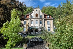 Die Villa Franck in Murrhardt steht bald seit drei Jahren zum Verkauf. Nach einer langen Hängepartie wegen komplizierter Besitzverhältnisse könnte nun wieder Bewegung in die Sache kommen. Foto: Stefan Bossow