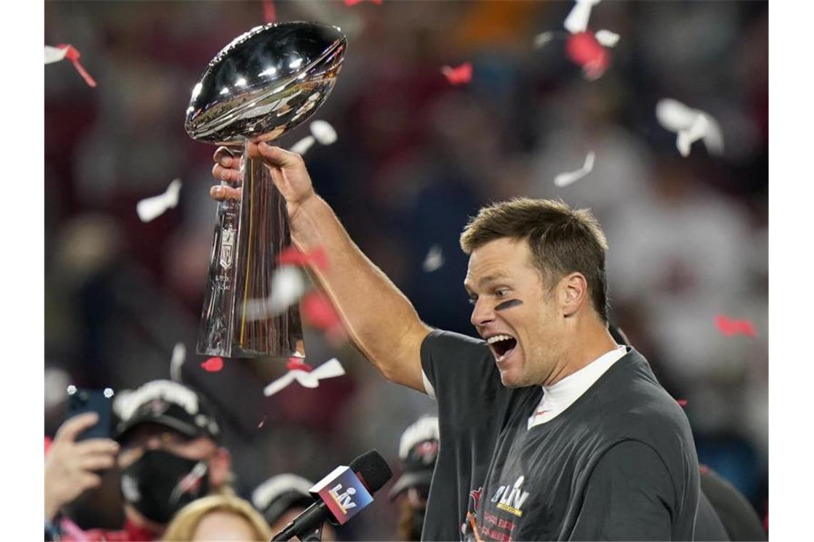 Brady als wertvollster Spieler im Super Bowl ausgezeichnet Die Vince Lombardi Trophäe wird von Star-Quarterback Tom Brady von den Tampa Bay Buccaneers in den Nachthimmel gehoben. Foto: Lynne Sladky/AP/dpa