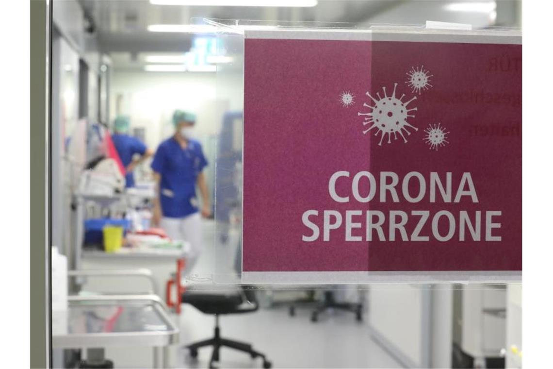 Bund und Länder halten an Corona-Einschränkungen fest Die Virusvariante Omikron ist sehr ansteckend. Foto: Bodo Schackow/dpa-zentralbild/dpa