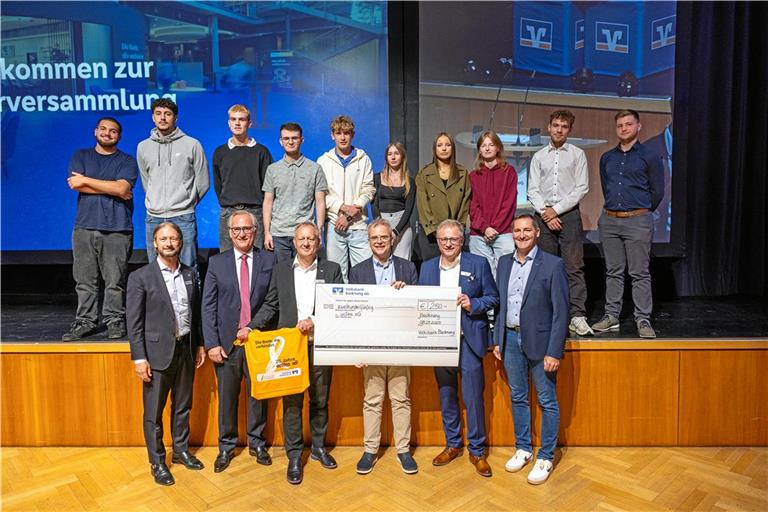 Die Volksbank (Voba) Backnang würdigt die Firma der Schüler (hinten) mit einer Geldspende: Miroslac Starcevic (vorne von links), Nils Söhnle, Wolfgang Matt (alle Voba), Wolfgang Waigel (EBS), Jürgen Schwab (Voba) und Peter Geiger (EBS). Foto: Alexander Becher