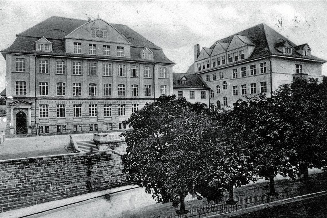 Ein einziger Raum diente als Klassenzimmer Die Volksschule mit dem damals neu erstellten Erweiterungsbau (rechts). 1915 wurde die Ansichtskarte abgestempelt. Repros: P. Wolf
