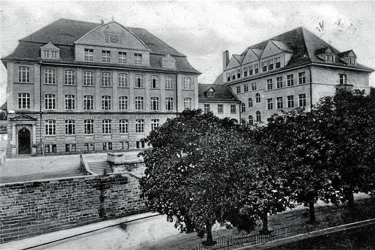 Die Volksschule mit dem damals neu erstellten Erweiterungsbau (rechts). 1915 wurde die Ansichtskarte abgestempelt. Repros: P. Wolf