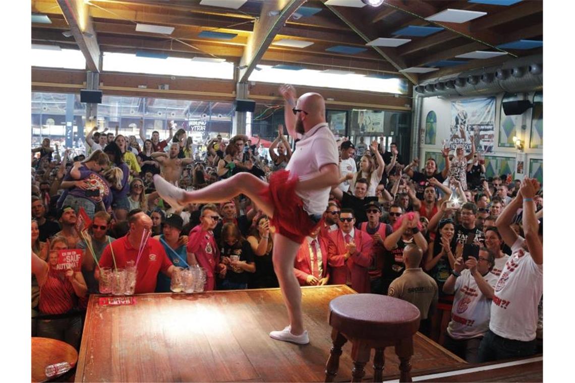 Neue Maßnahmen gegen „Sauf-Tourismus“ auf Mallorca und Ibiza Die Volksseele kocht - im „Bierkönig“ in El Arenal. Foto: Clara Margais/dpa