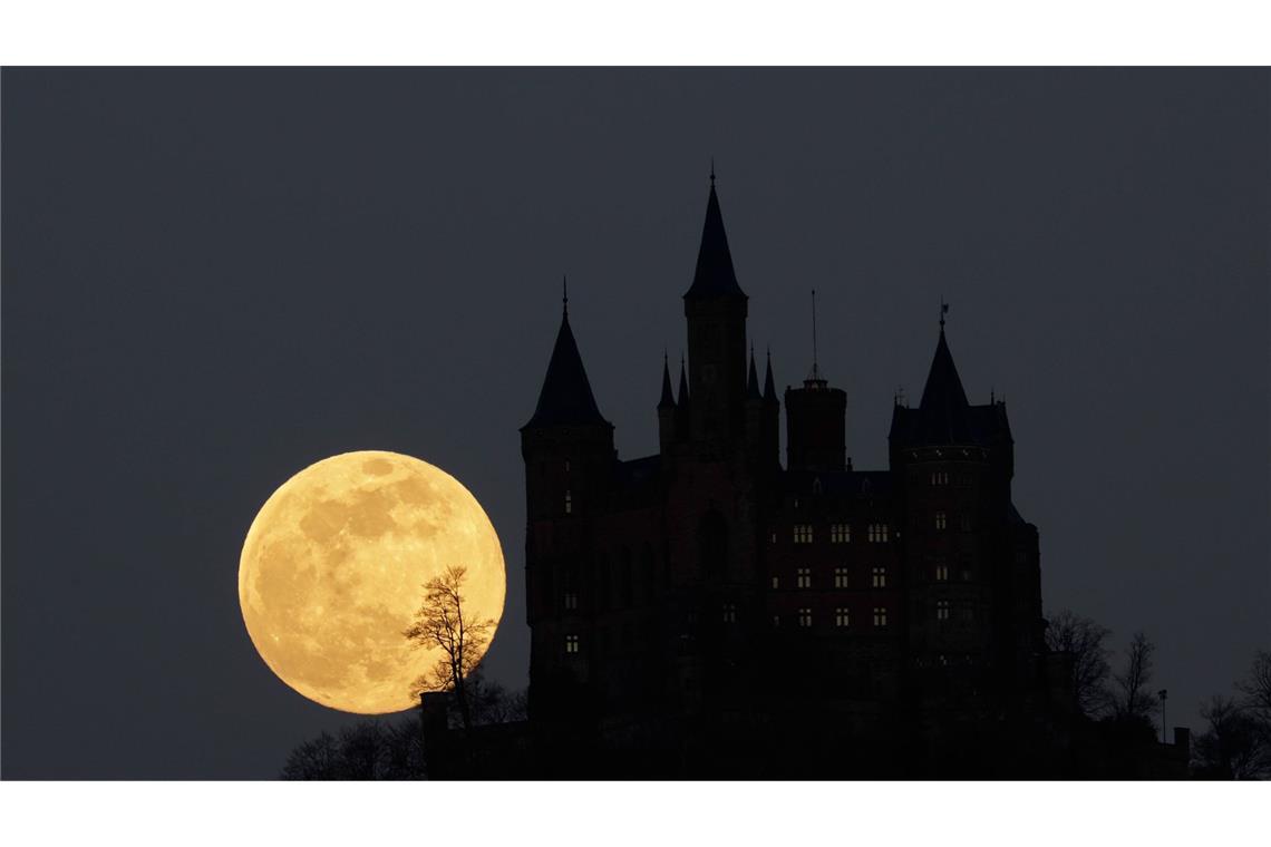 Die voll beleuchtete Mondkugel wandert durch den Schatten der Erde und wird dabei verfinstert. Denn die Erde schiebt sich auf ihrer Bahn um die Sonne zwischen Mond und Sonne, wie das Deutsche Zentrum für Luft- und Raumfahrt (DLR) erläutert.