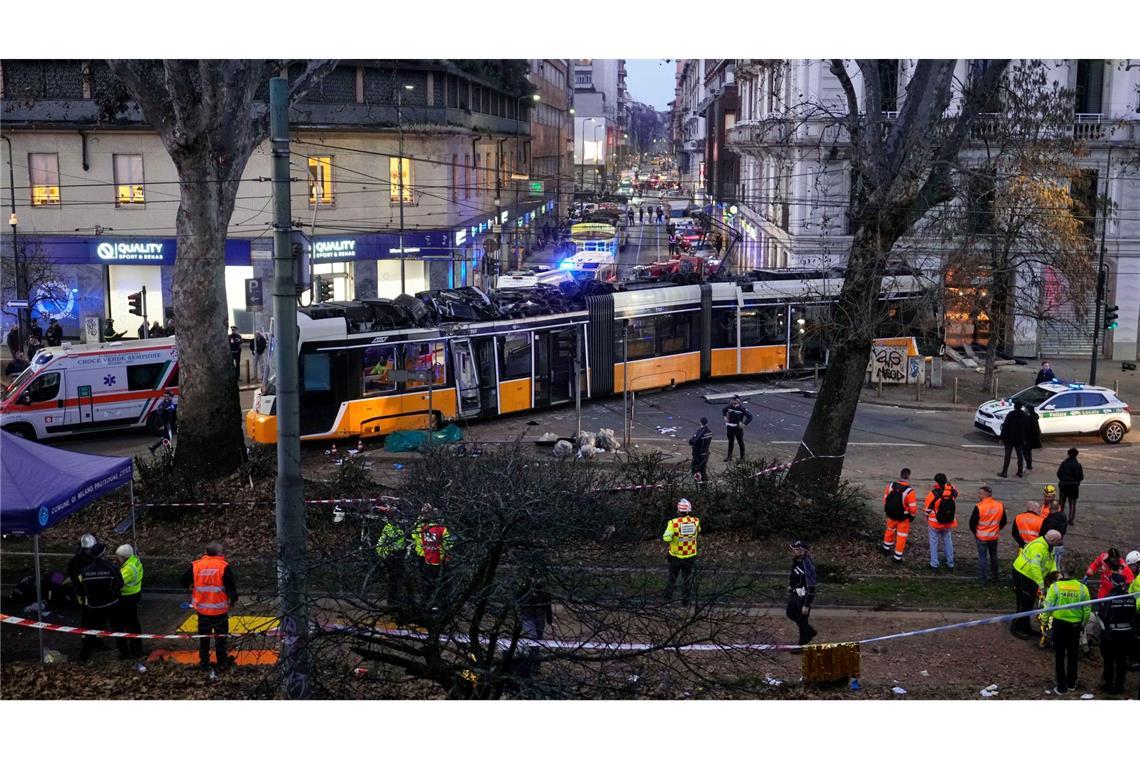 Die voll besetzte Straßenbahn war an einer Kreuzung entgleist, sie kam erst im Eingangsbereich eines Restaurants zum Stehen.