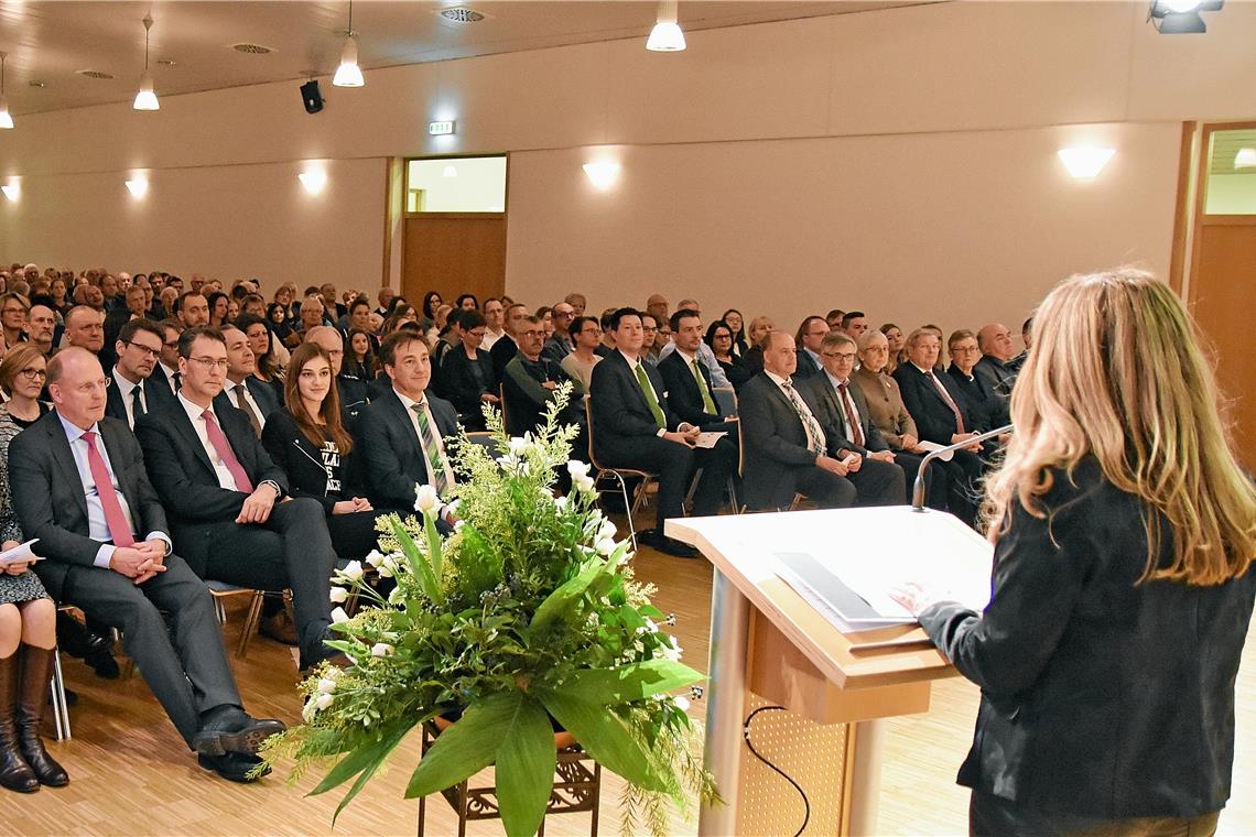 Die volle Gemeindehalle zeugte vom Interesse der Aspacher am 20. Bürgerempfang. Fotos: T. Sellmaier