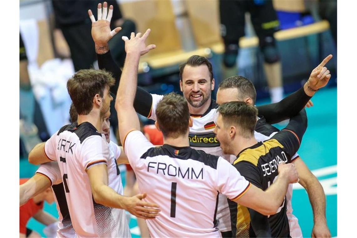 Die Volleyball-Nationalmannschaft gewann gegen Tschechien mit 3:0. Foto: Andreas Gora/dpa