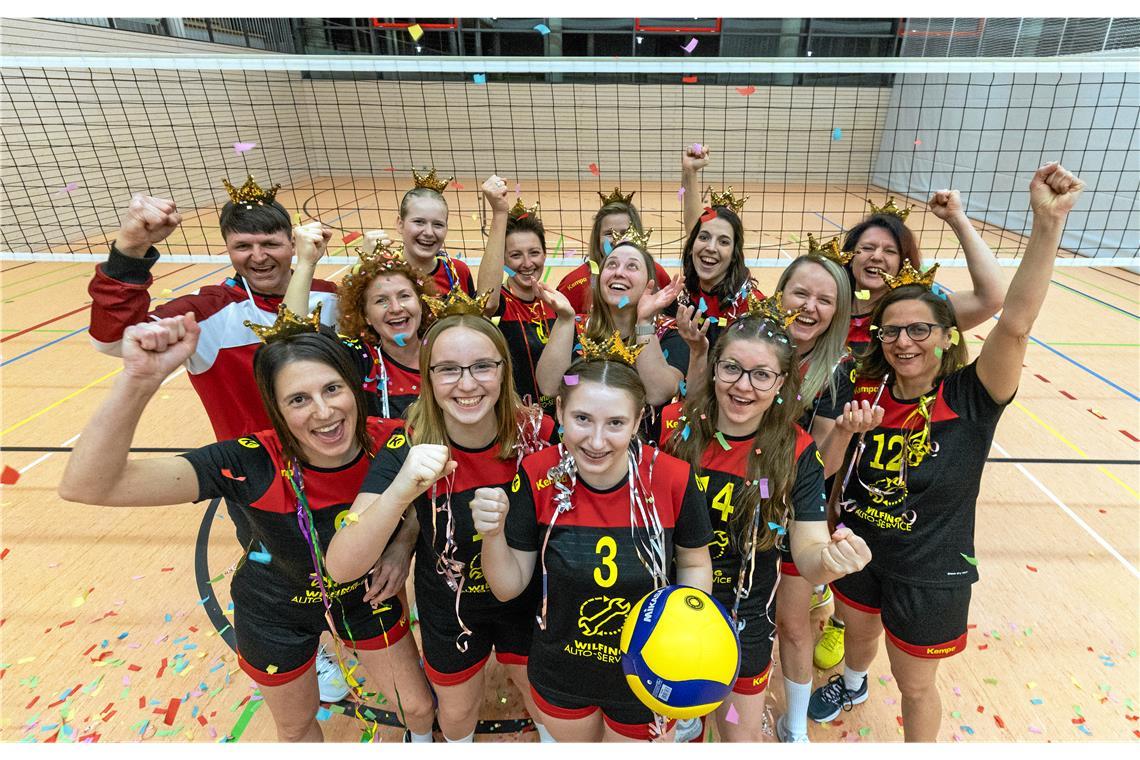 SVG Kirchberg: gekommen, um zu bleiben Die Volleyballerinnen der SVG Kirchberg an der Murr feiern gebührend ihren erneuten Aufstieg in die Landesliga. Fotos: Alexander Becher