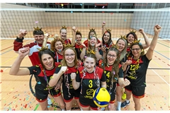Die Volleyballerinnen der SVG Kirchberg an der Murr feiern gebührend ihren erneuten Aufstieg in die Landesliga. Fotos: Alexander Becher