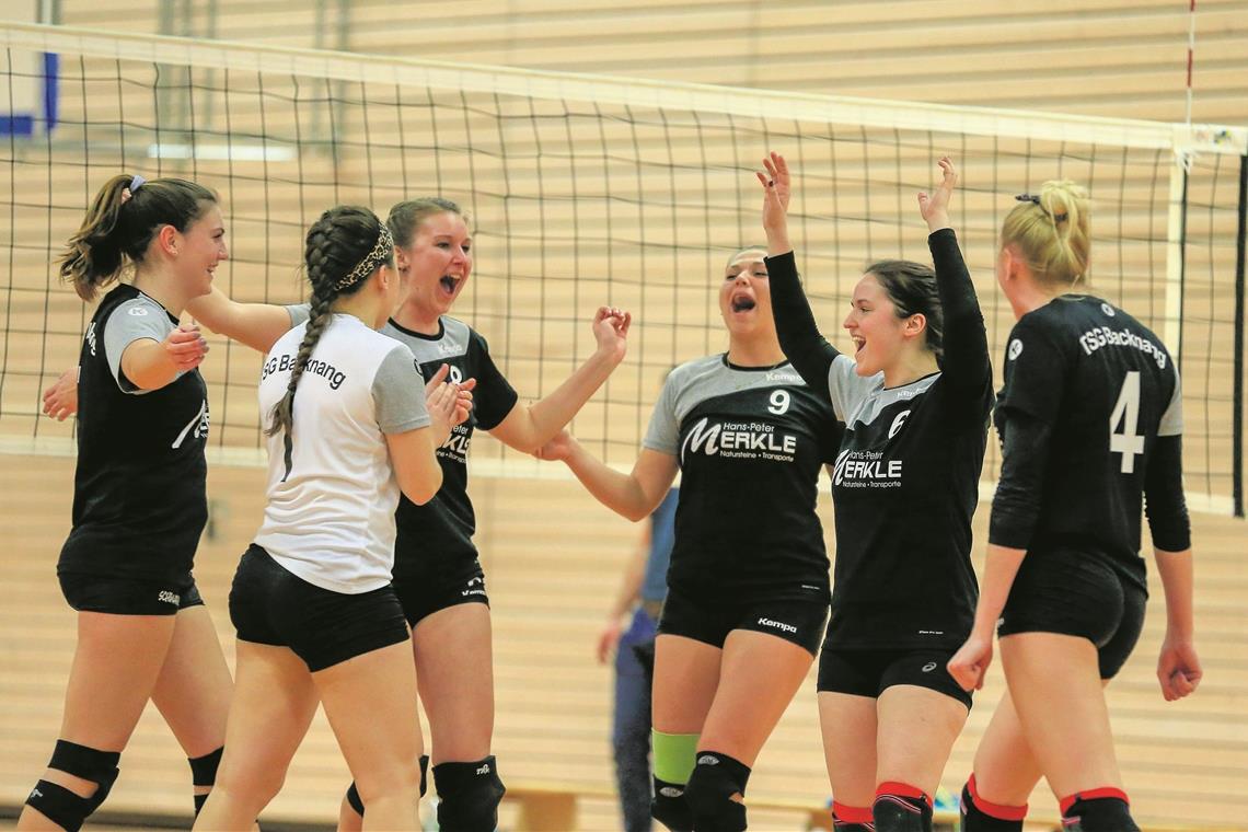 Die Volleyballerinnen der TSG Backnang bejubeln den wichtigen 3:1-Heimsieg gegen den VC Baustetten. Foto: A. Becher