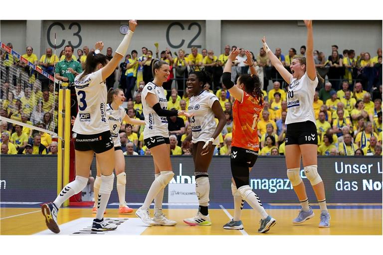 Die Volleyballerinnen des MTV Stuttgart haben zum dritten Mal in Folge den deutschen Meistertitel gewonnen.