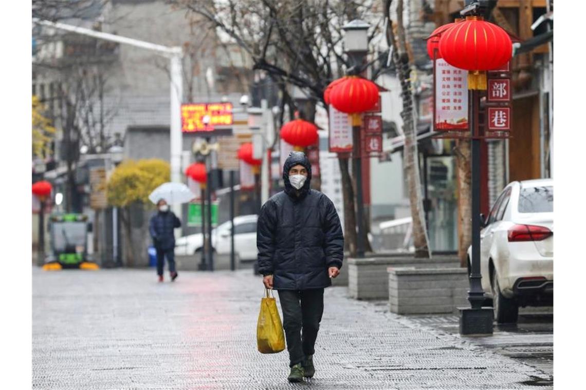 Die vom Coronavirus stark betroffene Stadt Wuhan ist abgeriegelt. Die Behörden haben auch den Autoverkehr in großen Teilen der Stadt untersagt. Foto: Uncredited/CHINATOPIX/AP/dpa