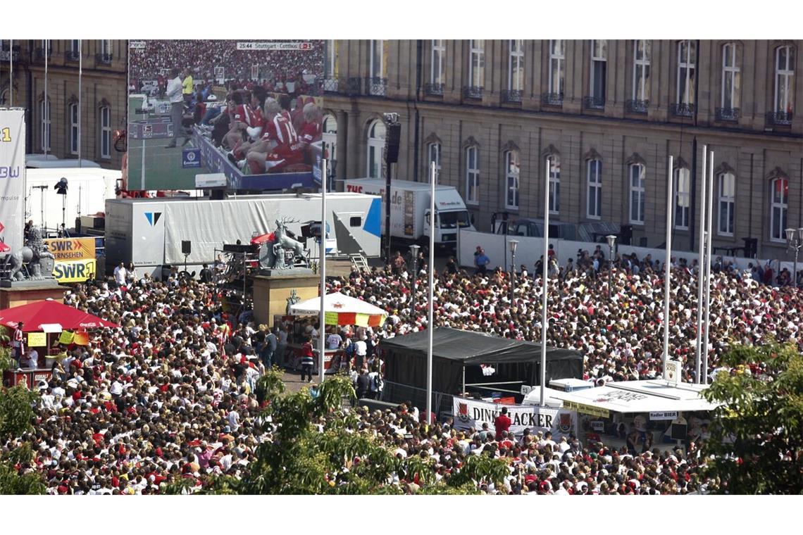Fan-Reise nach Berlin abgesagt: Ticket-Kauf durch OB Nopper war unzulässig Die vom Reiseverbot betroffenen Stadträte können nun die Finalatmosphäre auf dem Schlossplatz genießen wie hier die VfB-Fans bei der Deutschen Meisterschaft im Jahr 2007.