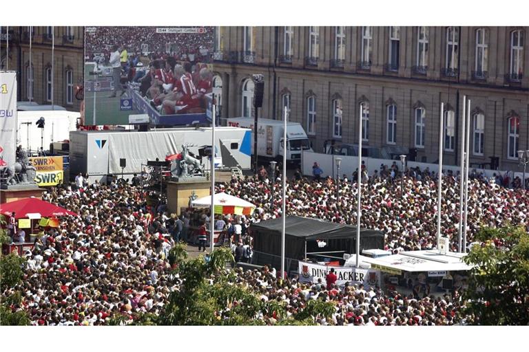 Die vom Reiseverbot betroffenen Stadträte können nun die Finalatmosphäre auf dem Schlossplatz genießen wie hier die VfB-Fans bei der Deutschen Meisterschaft im Jahr 2007.