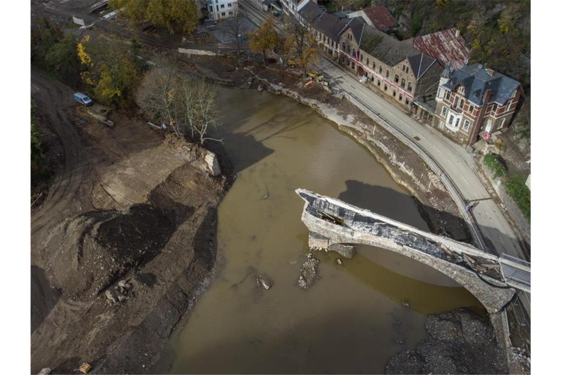 Experten: Extremwetter an der Ahr war schon vorher absehbar Die von der Flut zerstörte Eisenbahnbrücke über dem Fluss Ahr in Altenahr. Foto: Boris Roessler/dpa/Archiv