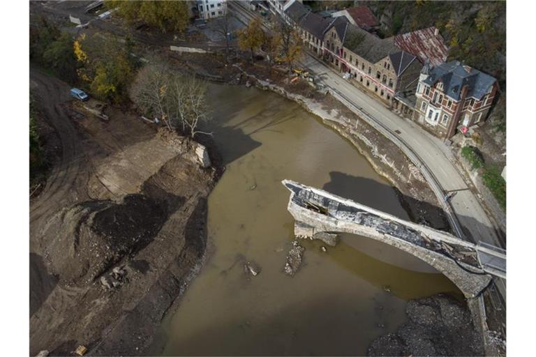Die von der Flut zerstörte Eisenbahnbrücke über dem Fluss Ahr in Altenahr. Foto: Boris Roessler/dpa/Archiv