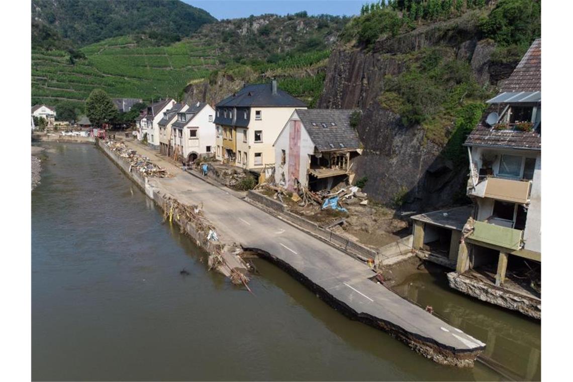 Alle für alle - Wie sich ein Dorf aus dem Schlamm kämpft Die von der Flutwelle fortgerissene Dorfstraße in Mayschoß (Luftaufnahme mit einer Drohne). Zahlreiche Häuser in dem Ort wurden komplett zerstört oder stark beschädigt. Foto: Boris Roessler/dpa