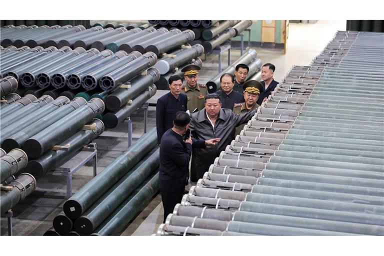 Die von der staatlichen nordkoreanischen Nachrichtenagentur KCNA zur Verfügung gestellte undatierte Aufnahme zeigt nach Angaben von KCNA Kim Jong Un, Machthaber in Nordkorea, bei der Inspektion eines Rüstungsunternehmens.