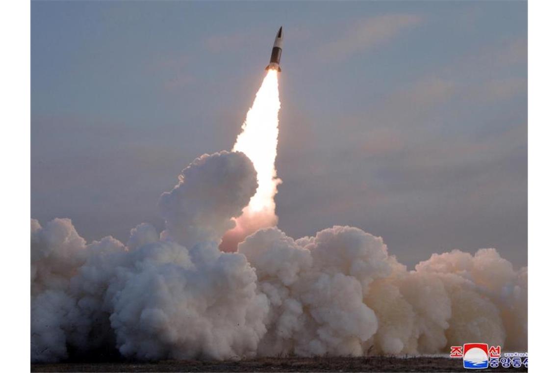 Nordkoreanische Raketentests beschäftigen UN-Sicherheitsrat Die von Nordkoreas Nachrichtenagentur zur Verfügung gestellte Aufnahme soll den Test einer taktischen Lenkrakete KN-24 am 17.01.2022 zeigen. Foto: //kcna/dpa
