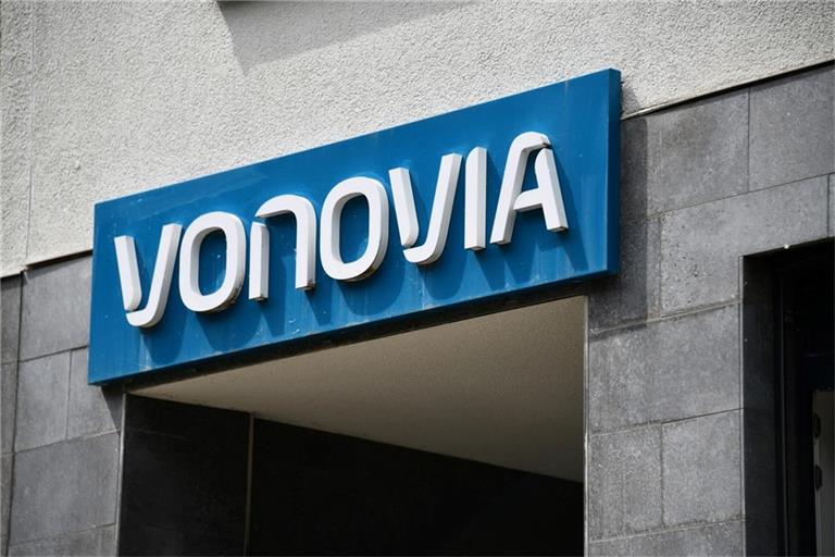 Die Vonovia-Aktie steigt um 5 % auf 26,22 Euro. Erfahren Sie, wie steigende Immobilienpreise und Mieten sowie die Erwartungen an die Bilanzvorlage den Kurs beflügeln.