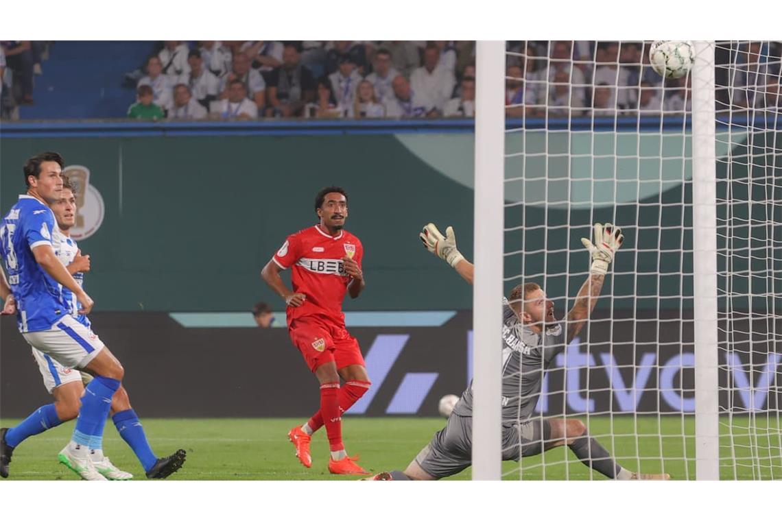 Die Vorentscheidung: Deniz Undav hat das Auge für den links lauernden Tiago Tomás, der sich einmal mit dem Ball dreht und die Kugel aus neun Metern und spitzem Winkel kompromisslos unter der Querlatte einschweißt.
