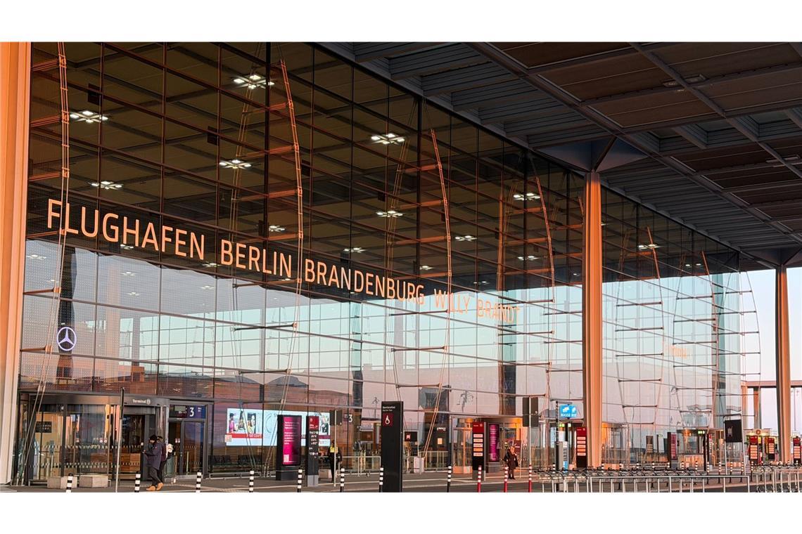 Die Vorfahrt zum Flughafen BER bietet am Morgen ein ungewohntes Bild ohne Autos und mit unbesetzten Parkplätzen.