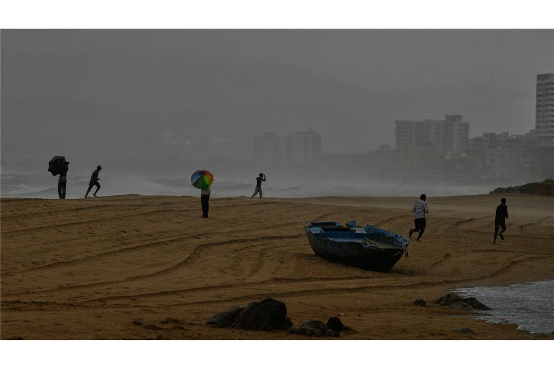 Die Vorläufer eines schweren Zyklons sind schon zu spüren, Zehntausende Menschen bringen sich in Sicherheit.