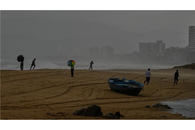 Die Vorläufer eines schweren Zyklons sind schon zu spüren, Zehntausende Menschen bringen sich in Sicherheit.